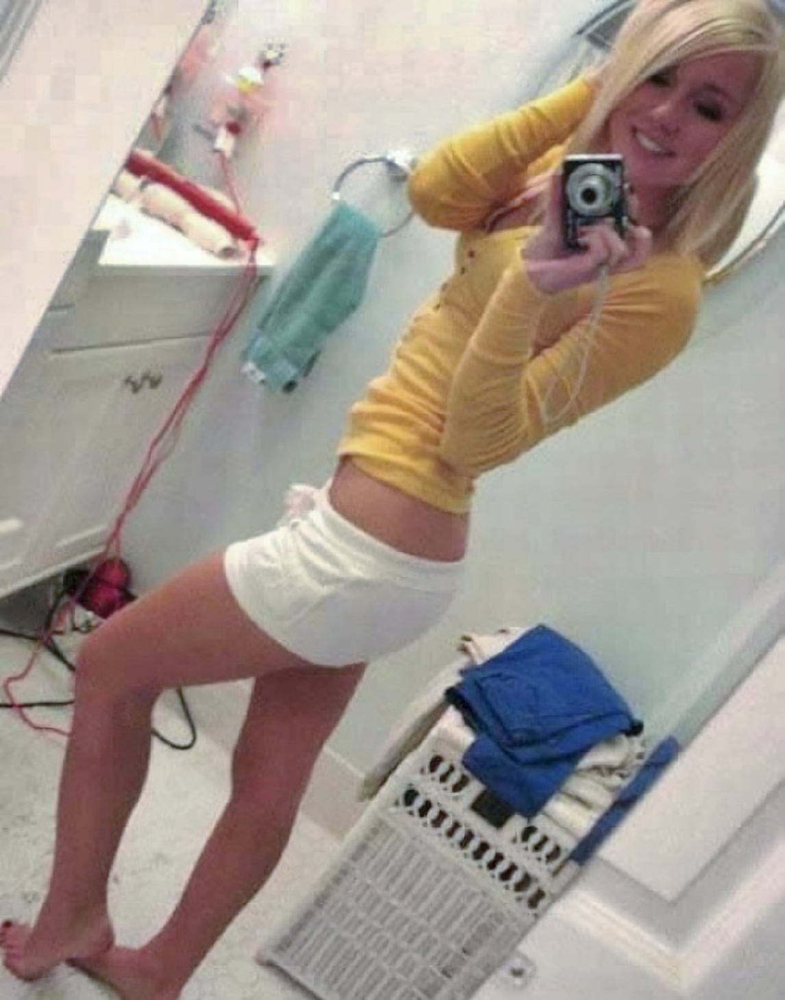 Блондинка делает откровенные селфи в своей комнате